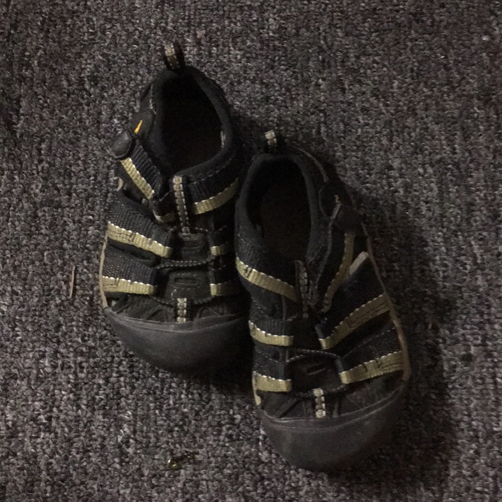 Black and Olive Green Keen Sandals Size 6